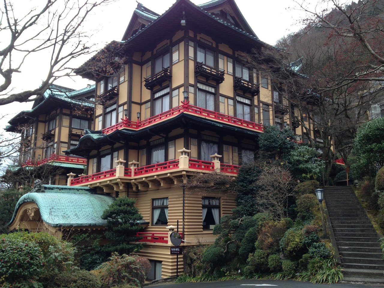 L'hôtel Fujiya à Miyanoshita, Hakone, ses terrasses à balustrades rouges au-dessus du jardin