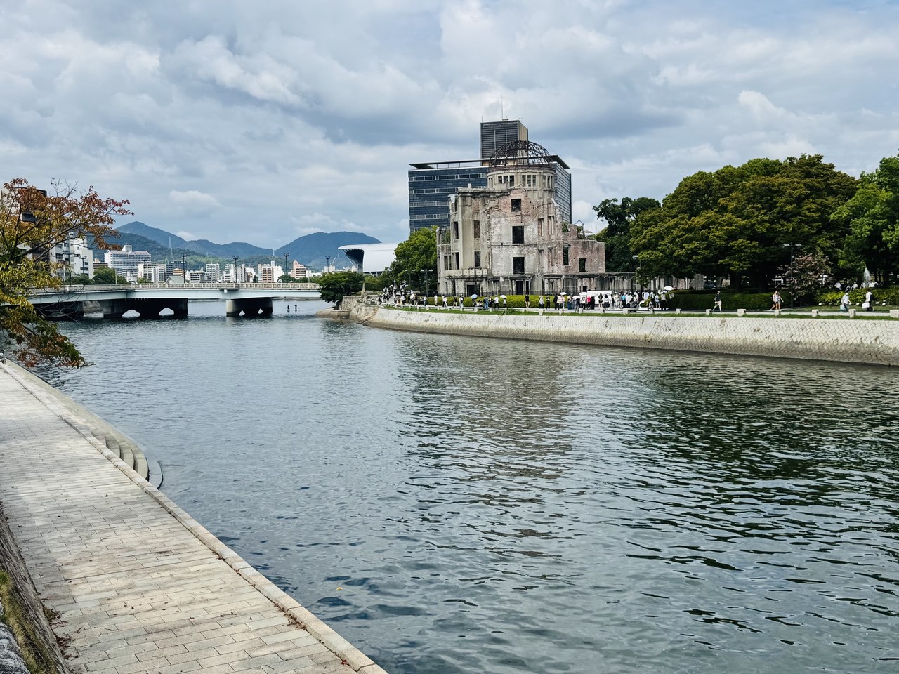 Le Dôme de la bombe atomique de l'autre côté de la rivière Motoyasu, à Hiroshima