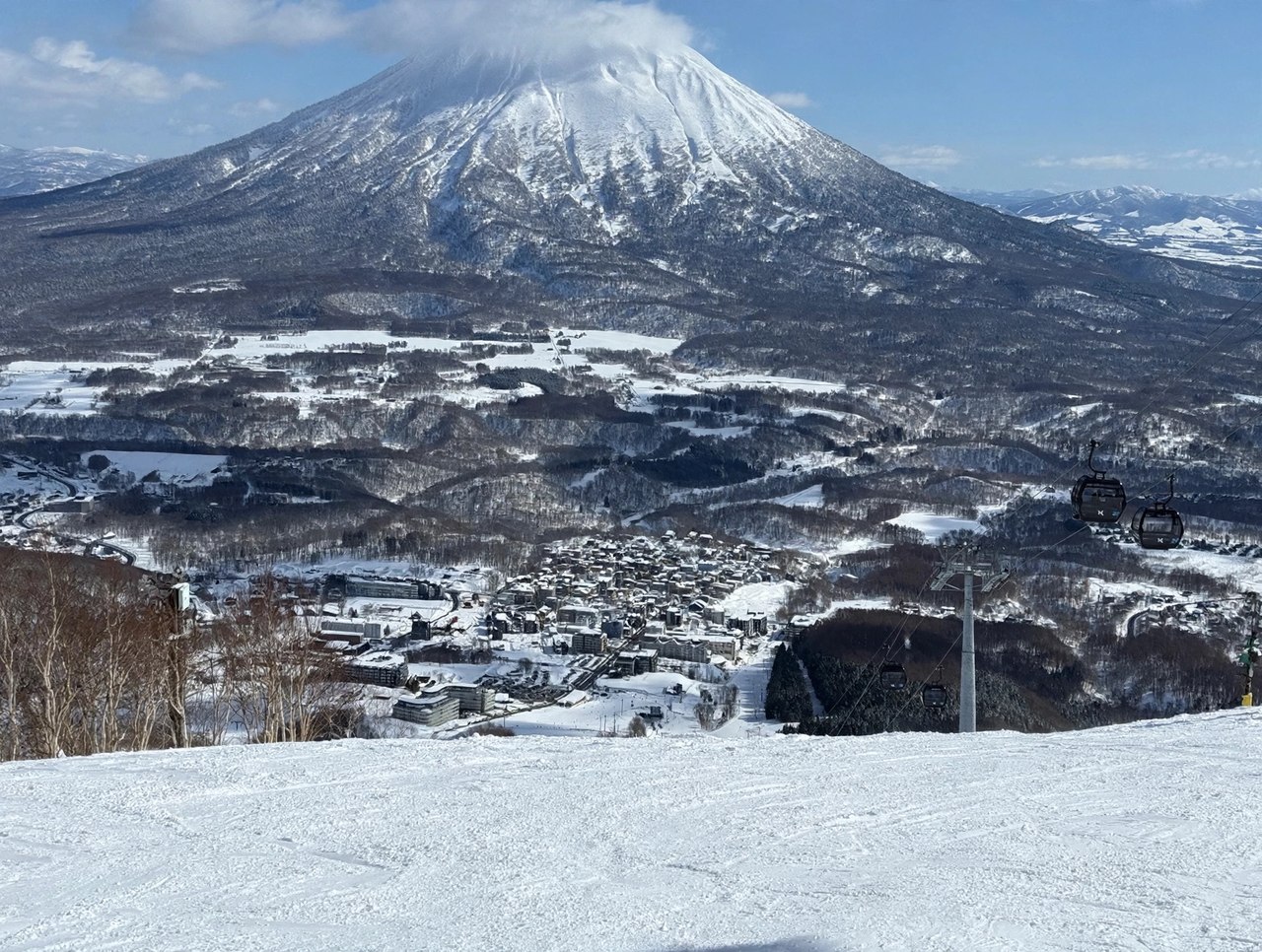 Le mont Yotei enneigé au-dessus du village de Niseko, vu depuis les pistes de ski