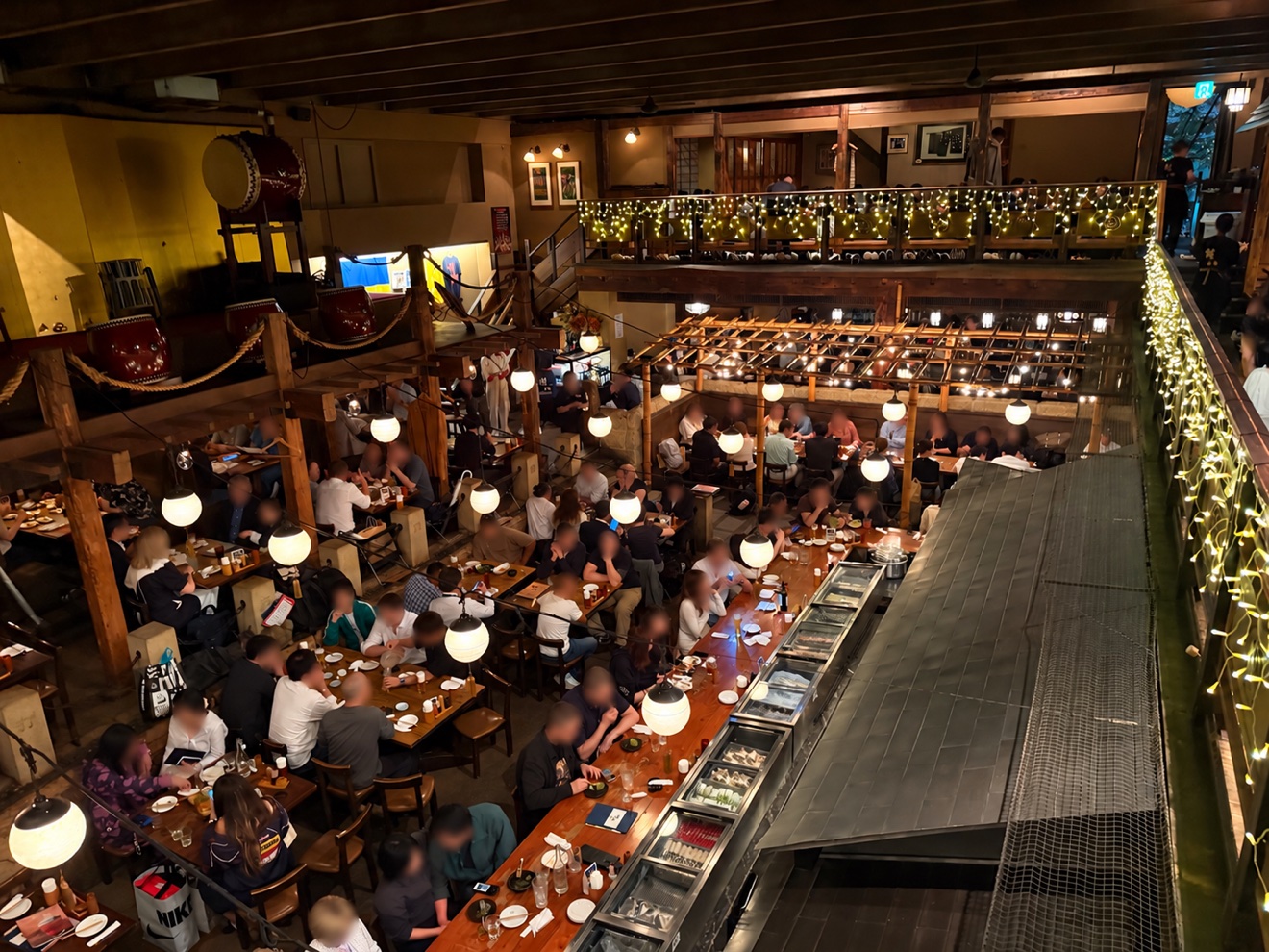 Intérieur du restaurant Gonpachi à Nishi-Azabu, Tokyo, le long comptoir et la salle à manger vus d’en haut