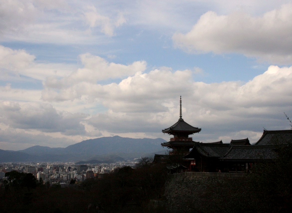 Pagode à trois étages du temple Kiyomizu-dera et vue sur la ville à Kyoto