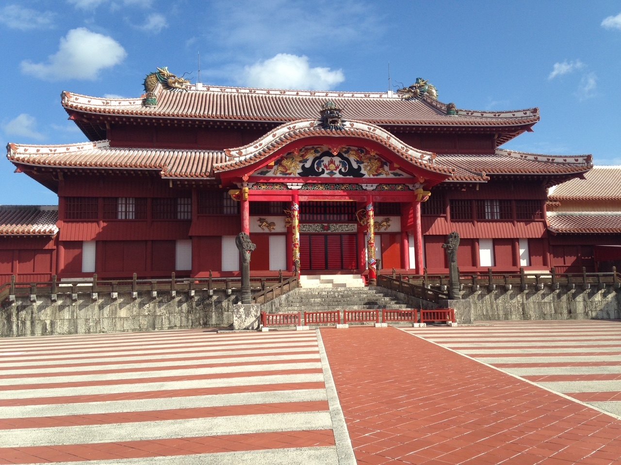 Le château de Shuri à Naha sous un ciel bleu