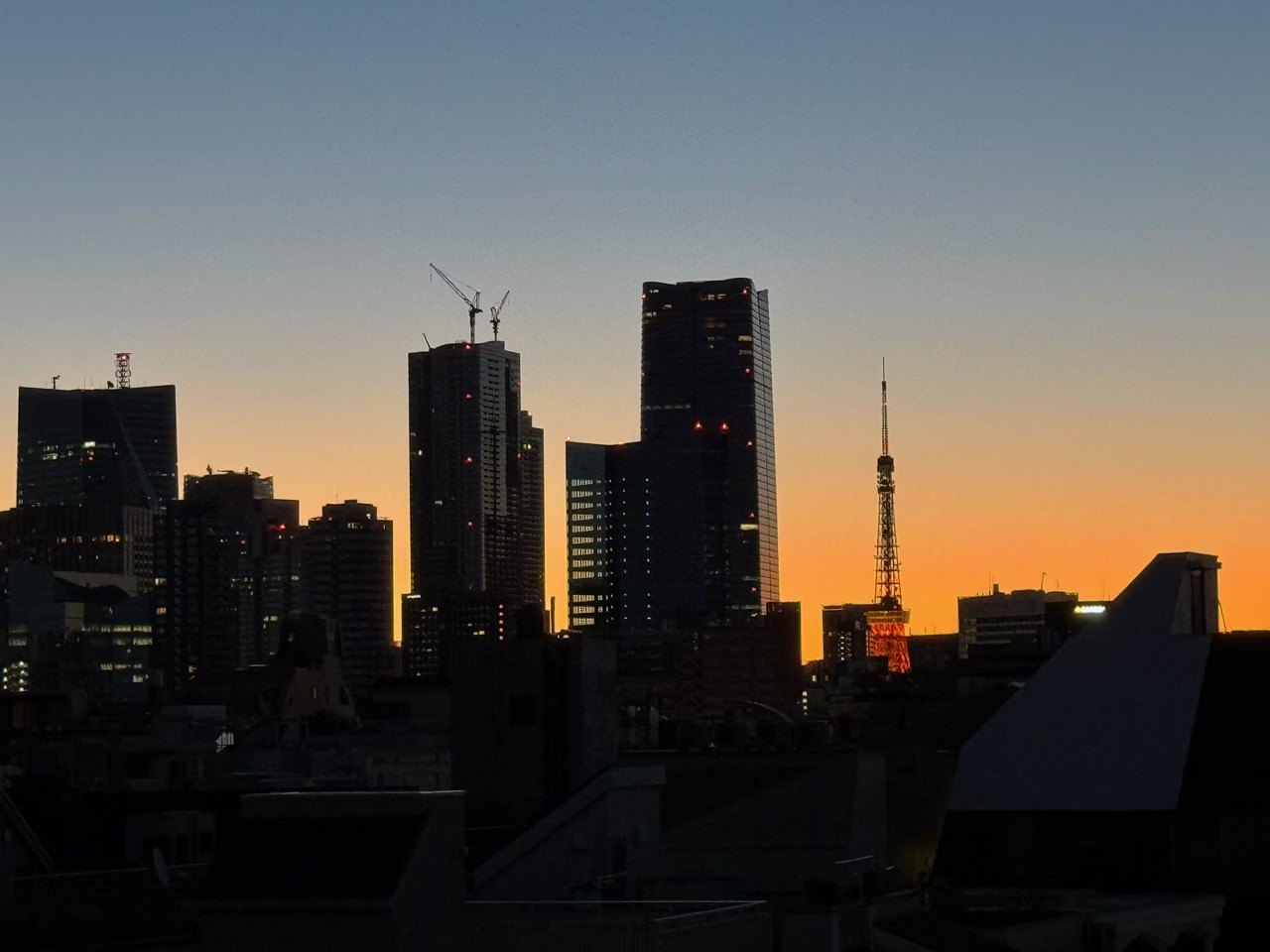 L’horizon de Tokyo et la tour de Tokyo sous une lumière matinale orange