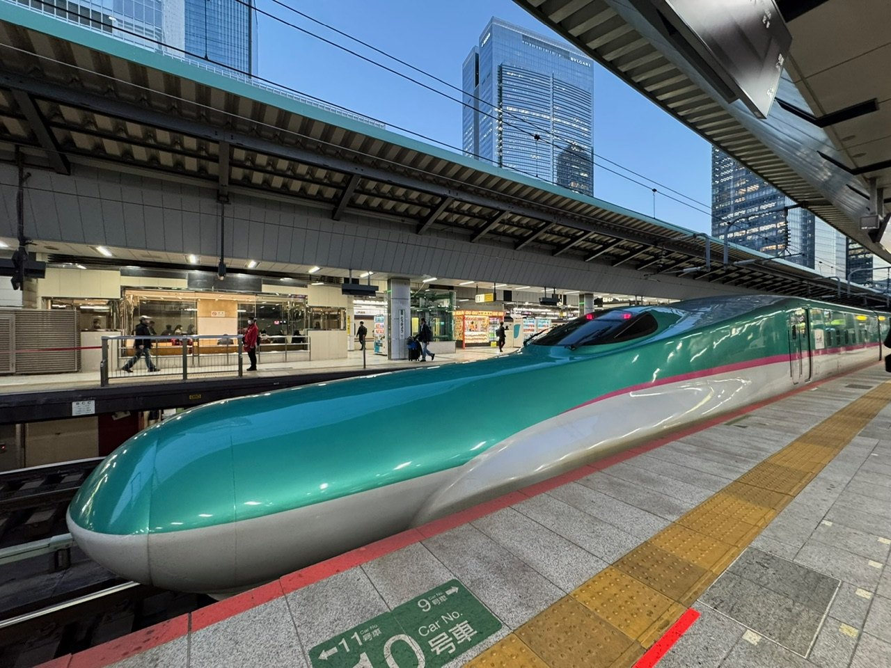 An E5 Series Hayabusa shinkansen waiting at a station platform