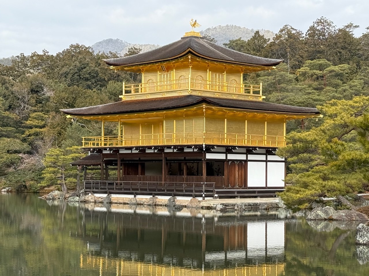 Kinkaku-ji, le Pavillon d'or à Kyoto, reflété dans son étang